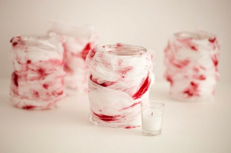 Pots de confiture décorés de fausses taches de sang