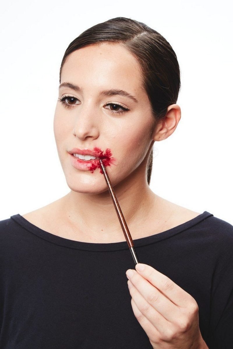 Utiliser du faux sang lors de l'application du maquillage