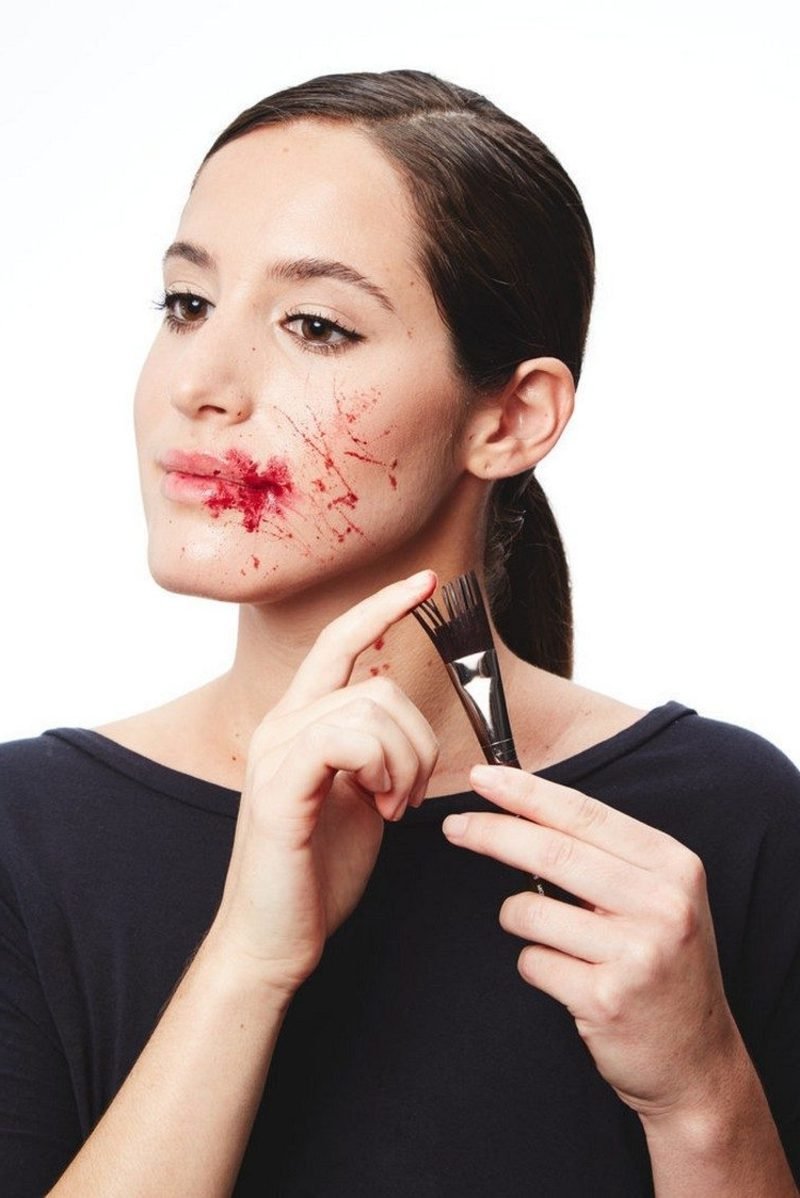 Maquillage Halloween avec du faux sang