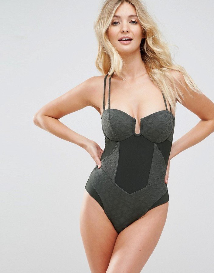 Bellissimi bikini e costumi da bagno per ogni struttura corporea Bellissimi bikini e costumi da bagno per ogni struttura corporea