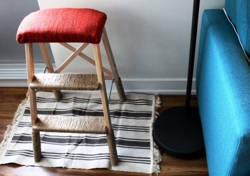 A macskák számára könnyen és kreatívan karcolódó oszlopok régi, kis fa létrákat építenek magas és karcoló oszlopként Könnyű és kreatív kaparóoszlopok macskáknak, építsenek kis fa létrákat szezállal és párnázattal