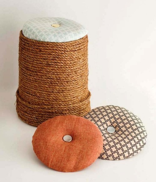 A macskák számára könnyen és kreatívan karcolódó oszlopok kötélből és műanyag vödrökből székletet építhetnek Könnyű és kreatív kaparóoszlopok macskáknak, hogy saját ülésszéket készítsenek vödörből