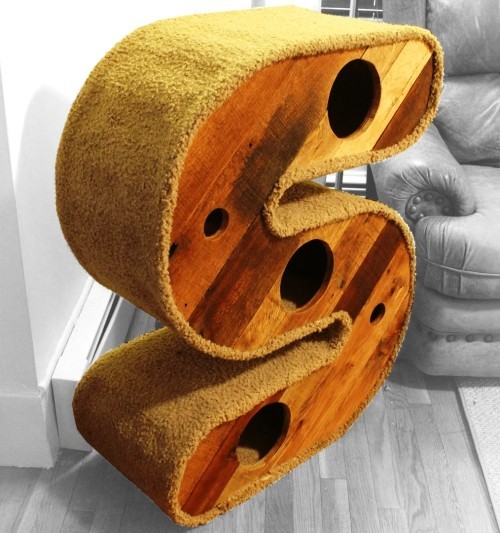 Egyszerűen és kreatívan készítsen vakaróoszlopokat macskák számára. S alakú alagutak fából és szőnyegből A macskák számára könnyen és kreatívan karcolható oszlopok alagutakat építhetnek régi fából és szőnyegből