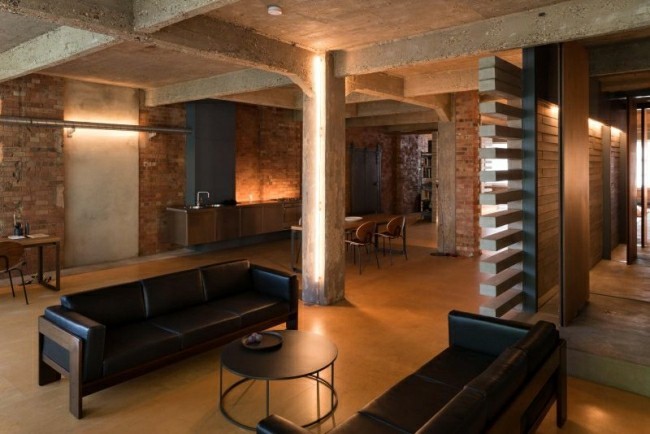 Bőr bútorok egy tetőtéri lakáshoz loft ipari stílus