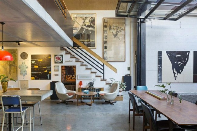 Kiemelt székek modern belső térben játékos kezelése zónák loft