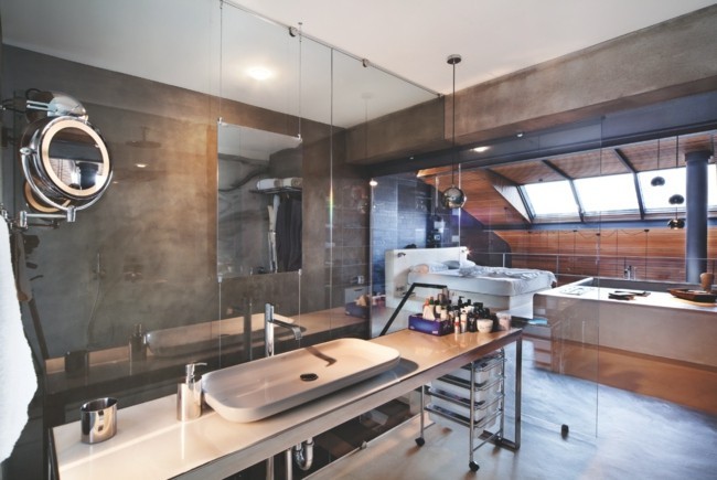 Loft lakás üveg és fa fürdőszoba mosdó padlás