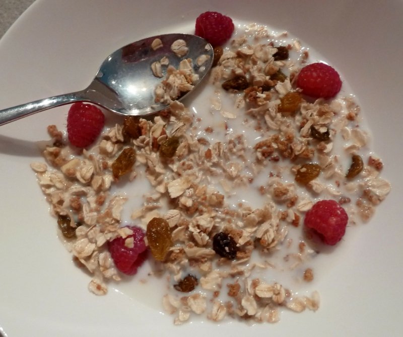 Servire il muesli con latte e lamponi Farina d'avena con latte e lamponi