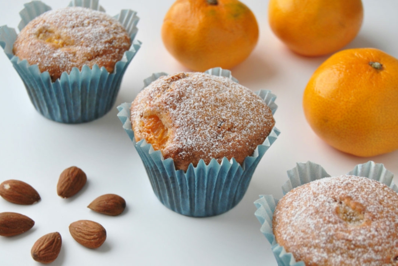 Cospargete i muffin con zucchero a velo Muffin al mandarino con zucchero a velo