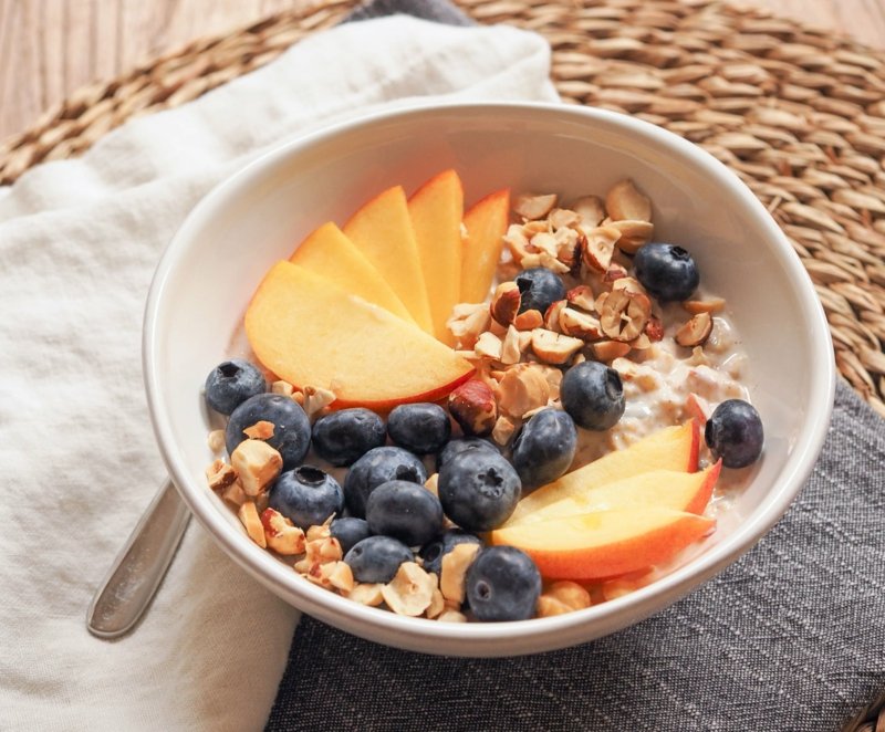 preparare una sana colazione con la stevia Servire il muesli con la frutta