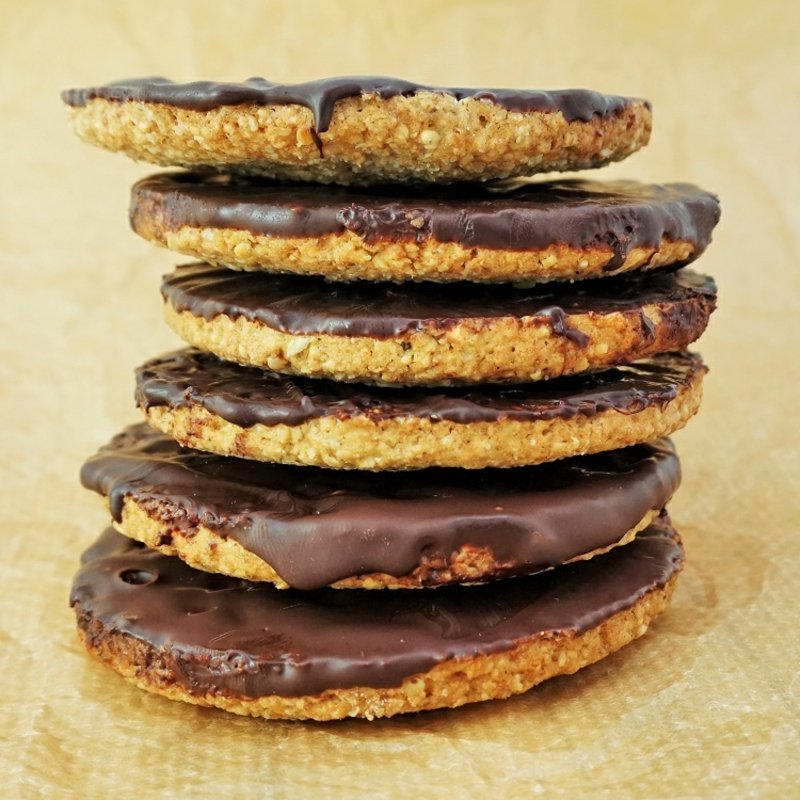 Tallone alle noci con glassa al cioccolato biscotti alla stevia a basso contenuto di carboidrati