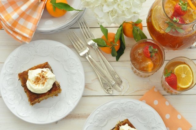 A sárgarépatortát tejszínnel tálaljuk