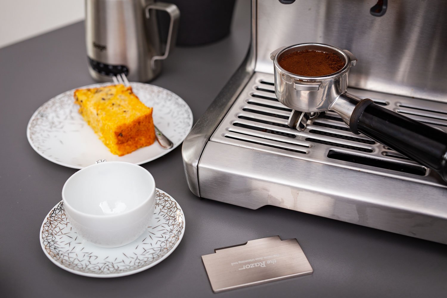 Tálaljuk a sárgarépatortát egy csésze kávé mellett