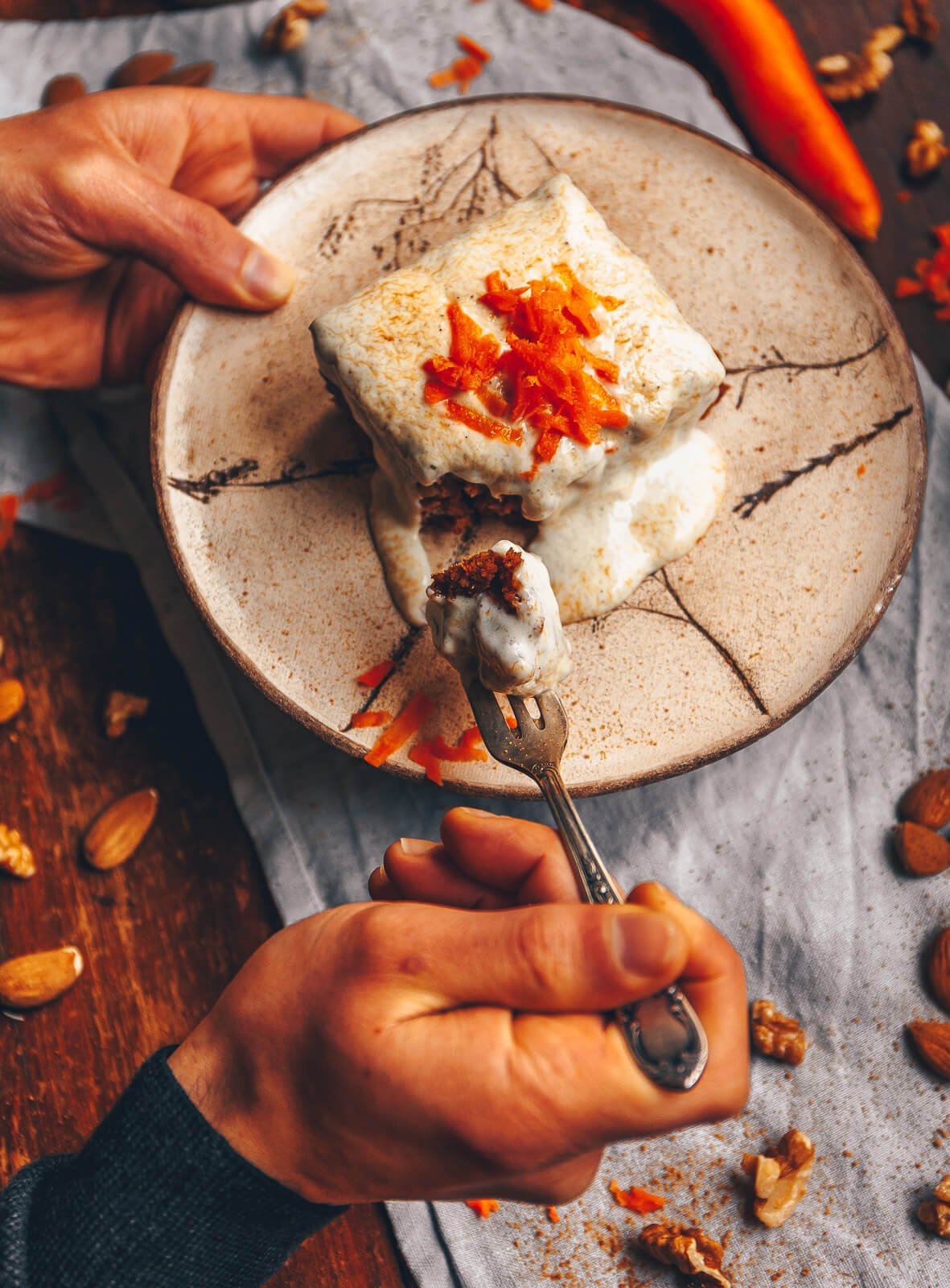 Sütje és tálalja a sárgarépatortát maga