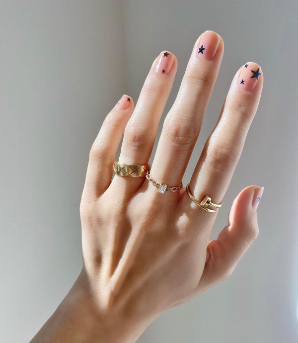 Minimalista és egyszerű körmök pöttyös csillagokkal 30 minimalista és egyszerű körömötlet minden alkalomra csillag negatív űrpötty