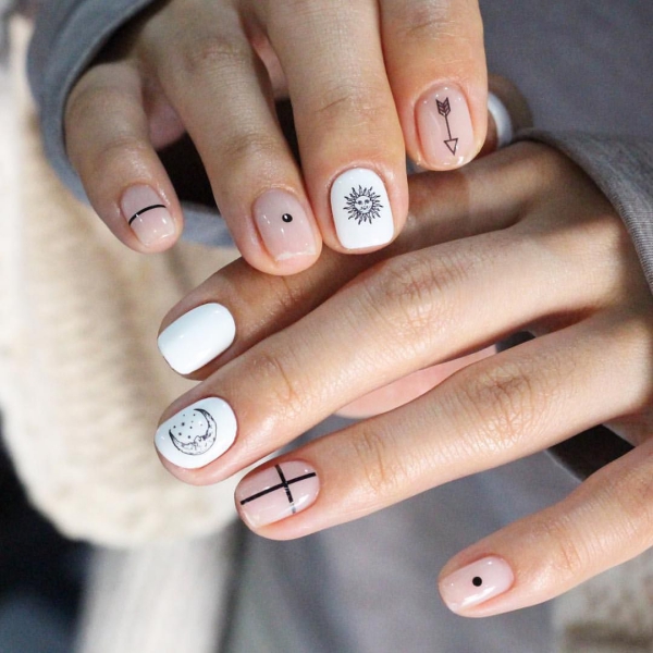 30 minimalista és egyszerű körömötlet minden alkalomra bézs köröm fekete részletek fehér hold nap