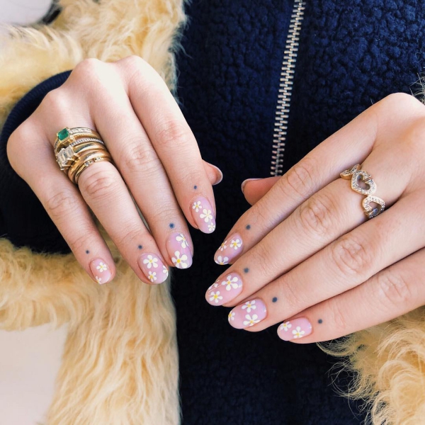 Negatív tér Minimalista és egyszerű körmök, fehér virágokkal 30 minimalista és egyszerű köröm ötlet minden alkalomra virágmotívumok negatív tér minimális