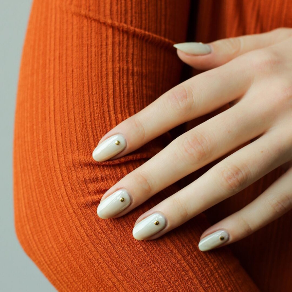 Elegáns minimalista és egyszerű körmök arany ékezetekkel 30 minimalista és egyszerű körömötlet minden alkalomra bézs körömkrém arany pöttyökkel