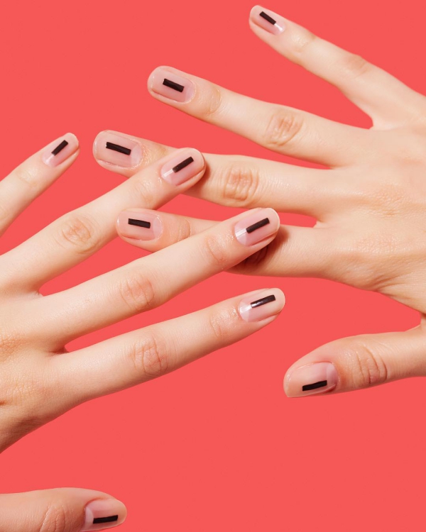Tipikus negatív tér Minimalista és egyszerű körmök vonalakkal 30 minimalista és egyszerű körömötlet minden alkalomra bézs fekete akcentussávokkal