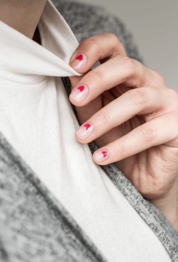 30 minimalista és egyszerű köröm ötlet minden alkalomra negatív tér szívek piros