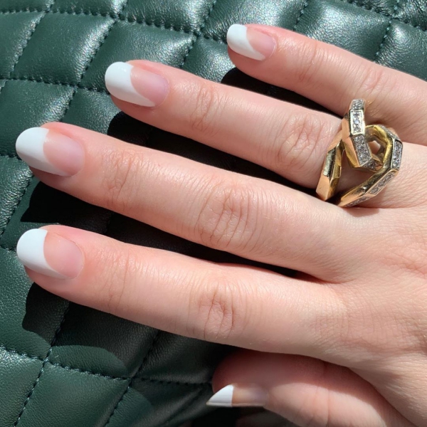 Francia minimalista és egyszerű körmök félhold mintával 30 minimalista és egyszerű köröm ötlet minden alkalomra francia köröm klasszikus negatív tér