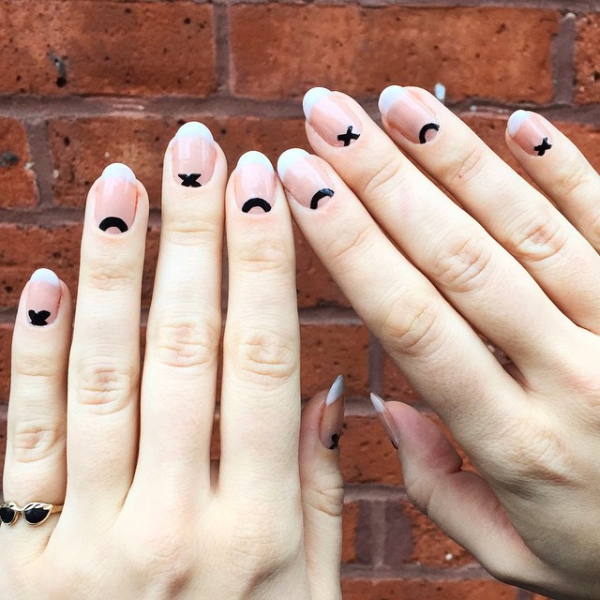 Szórakoztató, minimalista és egyszerű körmök, tacka lábujjjal 30 minimalista és egyszerű körömötlet minden alkalomra francia körmök fordított mintákkal