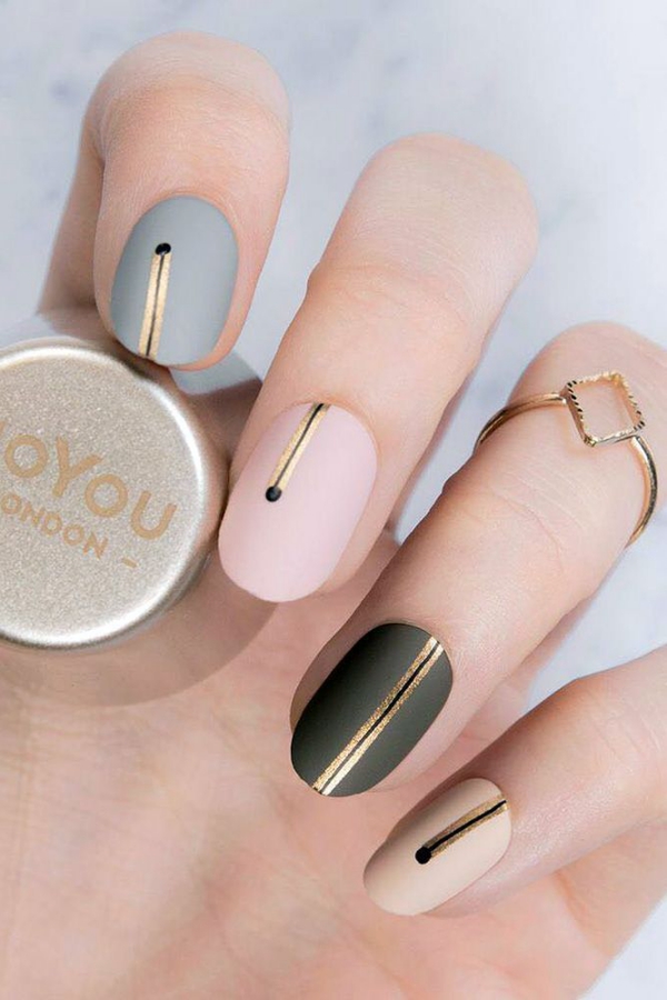 30 minimalista és egyszerű köröm ötlet minden alkalomra matt aranyszínű csíkos ékezetekkel