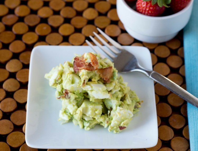 Insalata di uova dieta dell'età della pietra gustosa insalata di uova con ricetta avocado