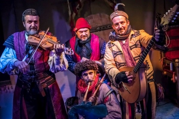 A középkori karácsonyi vásár Esslingen zenészeiben középkori zenével szórakoztatja a közönséget Látogasson el a középkori karácsonyi vásárra Esslingenben, és ismerje meg a történelmet közelről. A zenészek középkori zenét játszanak