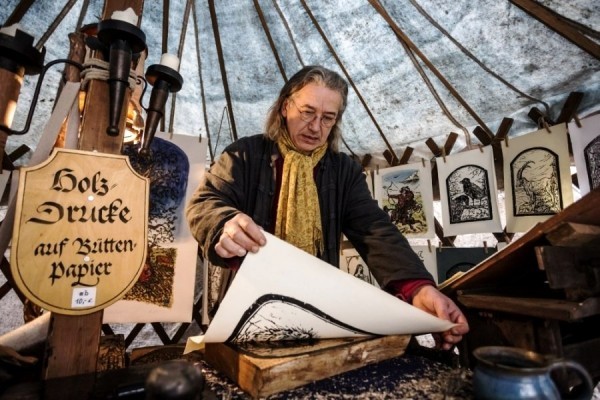 Középkori karácsonyi vásár Esslingenben, fa nyomat kézzel készített papírra Látogasson el a középkori karácsonyi vásárra Esslingenben, és ismerje meg a történelmet testközelből