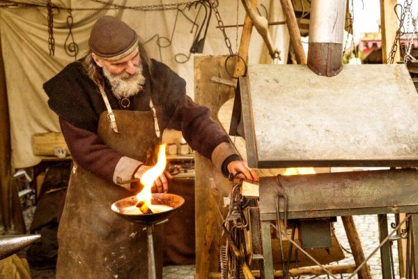 Középkori karácsonyi vásár Esslingenben, kézműves kovács és sütő Látogasson el a középkori karácsonyi vásárra Esslingenben, és ismerje meg a történelmet közelről kovács és mestersége