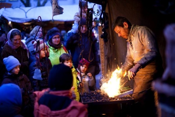 A középkori karácsonyi vásár Esslingenben a kovács bemutatja mesterségét Látogasson el a középkori karácsonyi vásárra Esslingenben, és tapasztalja meg a történelmet testközelből