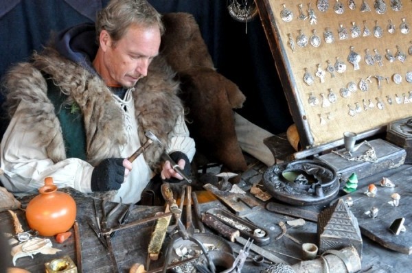 Középkori karácsonyi vásár Esslingen ezüstművesében és ékszereiben Látogasson el a középkori karácsonyi vásárra Esslingenben, és tapasztalja meg a történelem első kézből készített ezüst ékszereit