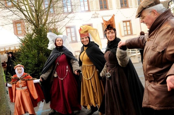 Középkori karácsonyi vásár Esslingenben, szórakoztató az egész család számára Látogasson el a középkori karácsonyi vásárra Esslingenben, és tapasztalja meg a történelem első kézből származó középkori táncbálját