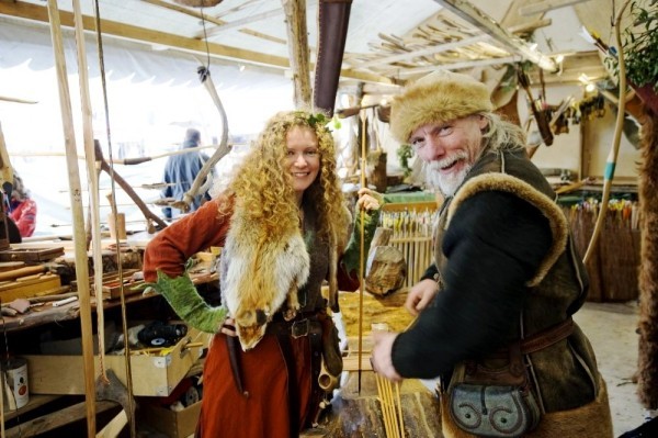 Középkori karácsonyi vásár Esslingenben, íjak és nyílkészítők a munkahelyen Látogasson el a középkori karácsonyi vásárra Esslingenben, és ismerje meg a történelem közelről vadász íjász nyilak íjászatát