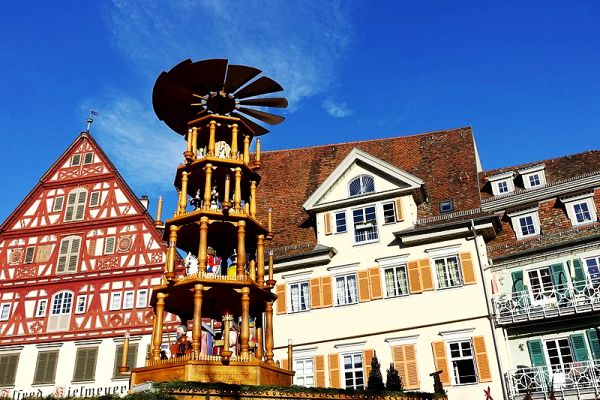 Látogasson el a középkori karácsonyi vásárra Esslingenben, és tapasztalja meg a történelem első kézből álló szélmalomtornyát a központban