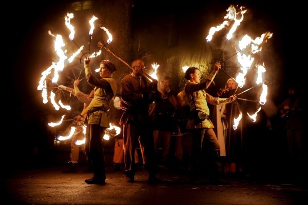 Középkori karácsonyi vásár Esslingenben, lélegzetelállító tűzbemutató Látogasson el a középkori karácsonyi vásárra Esslingenben, és ismerje meg a történelmet testközelből tűzbemutatóval a burgplatz végén