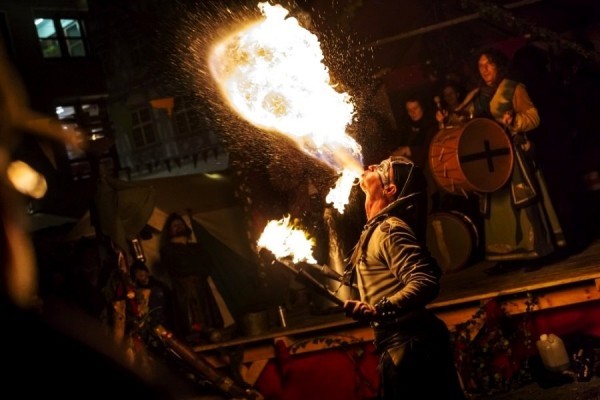 Középkori karácsonyi vásár Esslingenben feuershow feuerspucker am markt Látogasson el a középkori karácsonyi vásárra Esslingenben, és tapasztalja meg a történelmet első kézből a feuerspucker feuershow burgplatz -on
