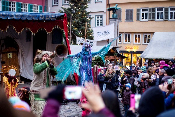 Középkori karácsonyi vásár Esslingenben fantasztikus lények és szörnyek Látogasson el a középkori karácsonyi vásárra Esslingenben, és tapasztalja meg a történelem első kézből származó akrobatáit és mesefiguráit a piacon
