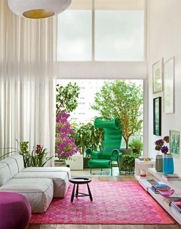 Színes belső tér vintage stílusú erkélyes ülőhelyekkel Erkélyes ülőhelyek - kis rózsaszín szőnyeg