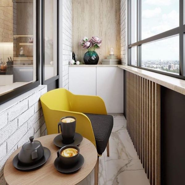 Egy kis asztal mellett egy kényelmes szék - ideális oázis az erkélyen Design designer szék erkély