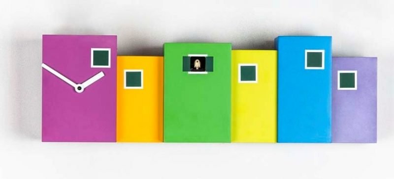 Orologi a cucù dai colori vivaci Orologi a cucù dai colori vivaci