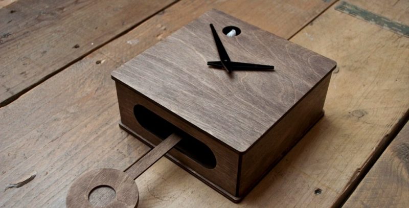 Questo orologio a cucù è realizzato a mano. Questo orologio a cucù è realizzato a mano.