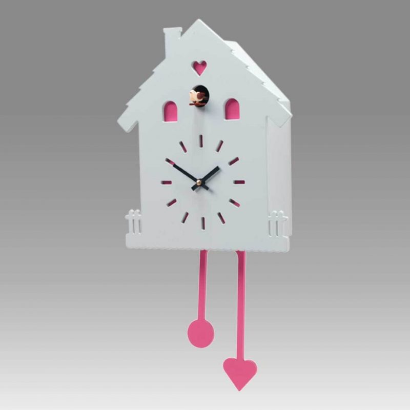 Orologio a cucù in bianco e rosa. Orologio a cucù in bianco e rosa.
