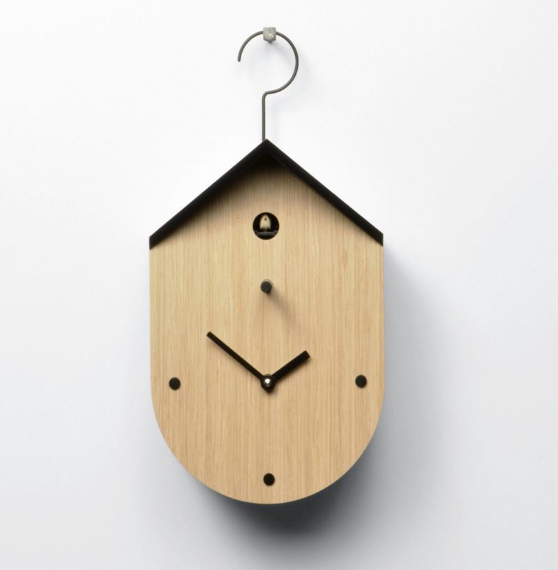 Appendi un moderno orologio a cucù al muro. Appendi un moderno orologio a cucù al muro.