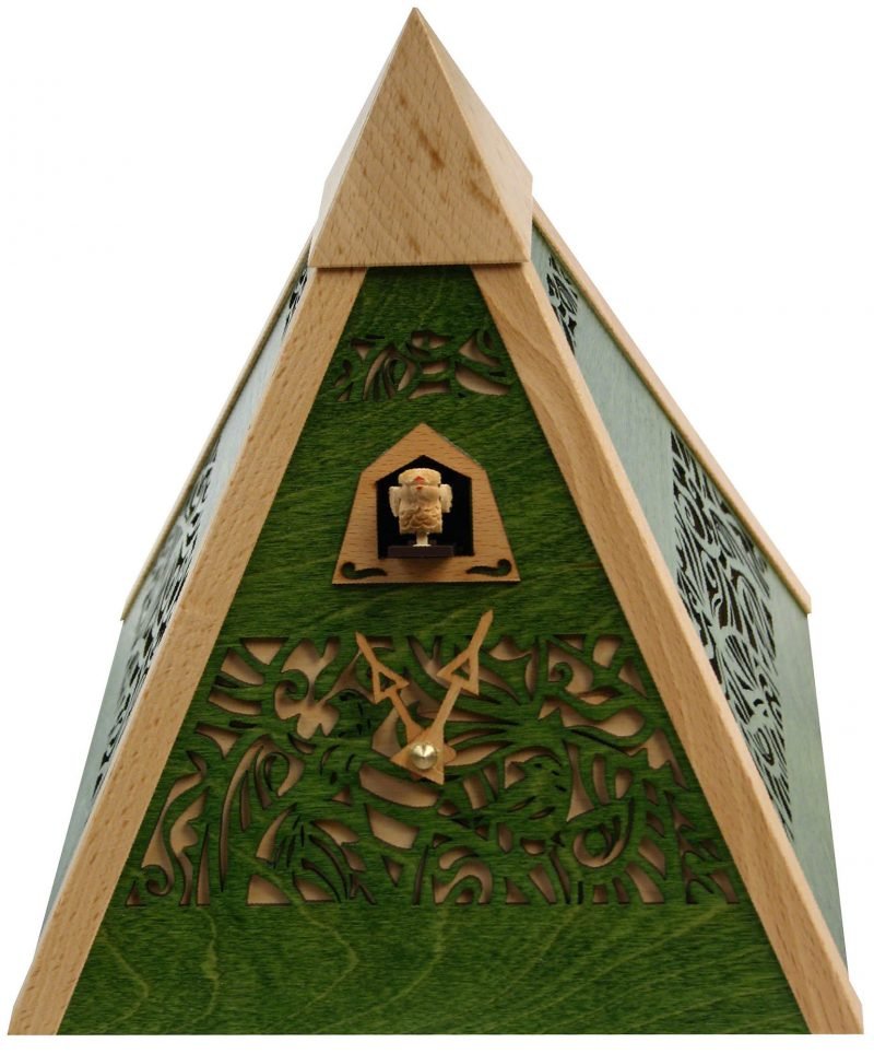 Orologio a cucù a forma di piramide. Orologio a cucù a forma di piramide.