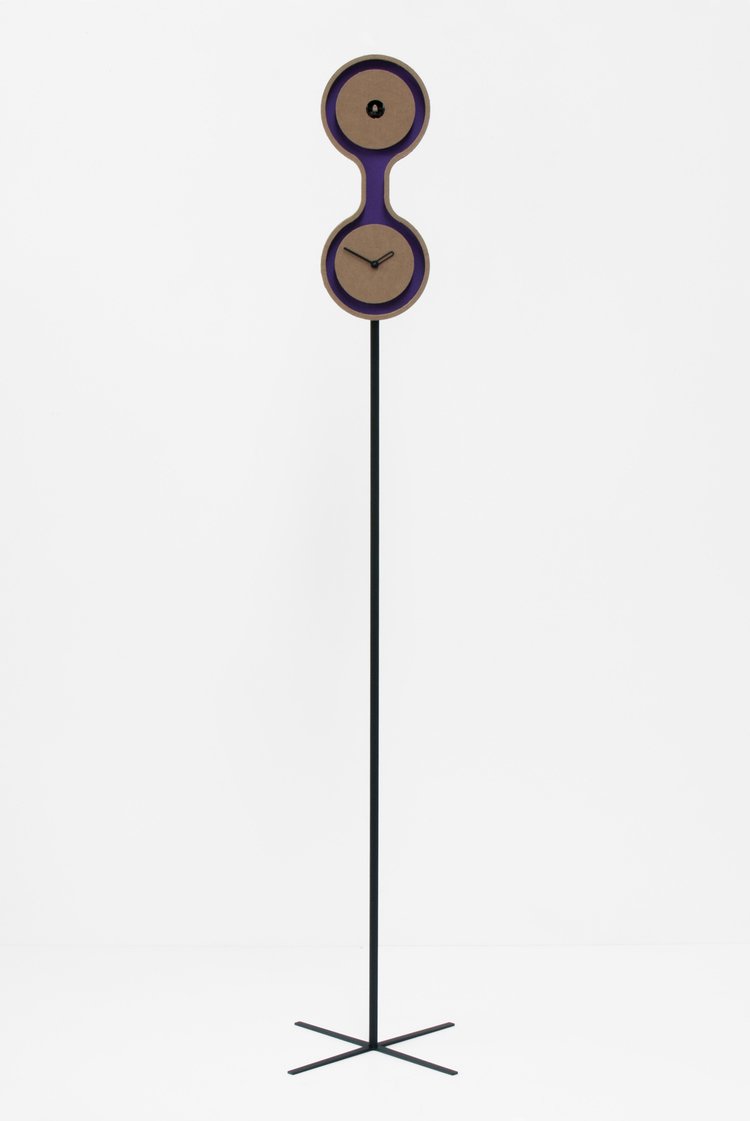 Metti l'orologio a cucù sul pavimento Metti l'orologio a cucù sul pavimento
