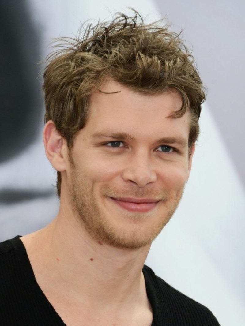 kócos középhosszú hajú férfi frizura 2014