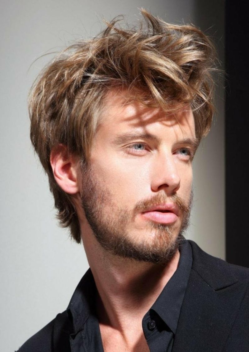 közepes hosszúságú haj kócos megjelenés férfi frizurák 2014