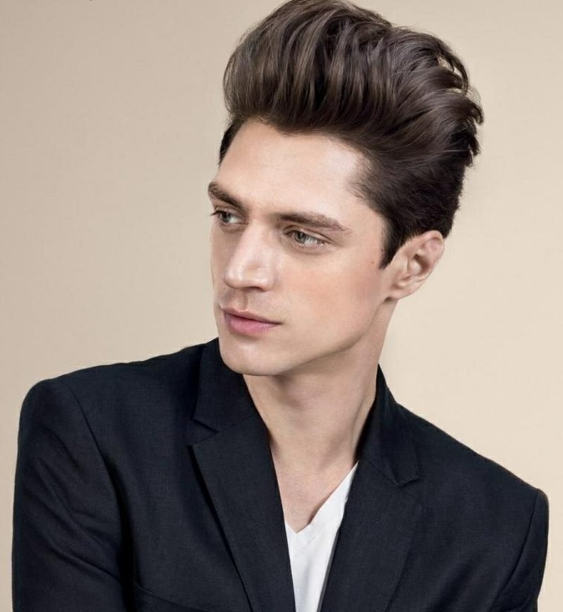 Hátsó hajú, közepes hosszúságú férfi frizura 2014