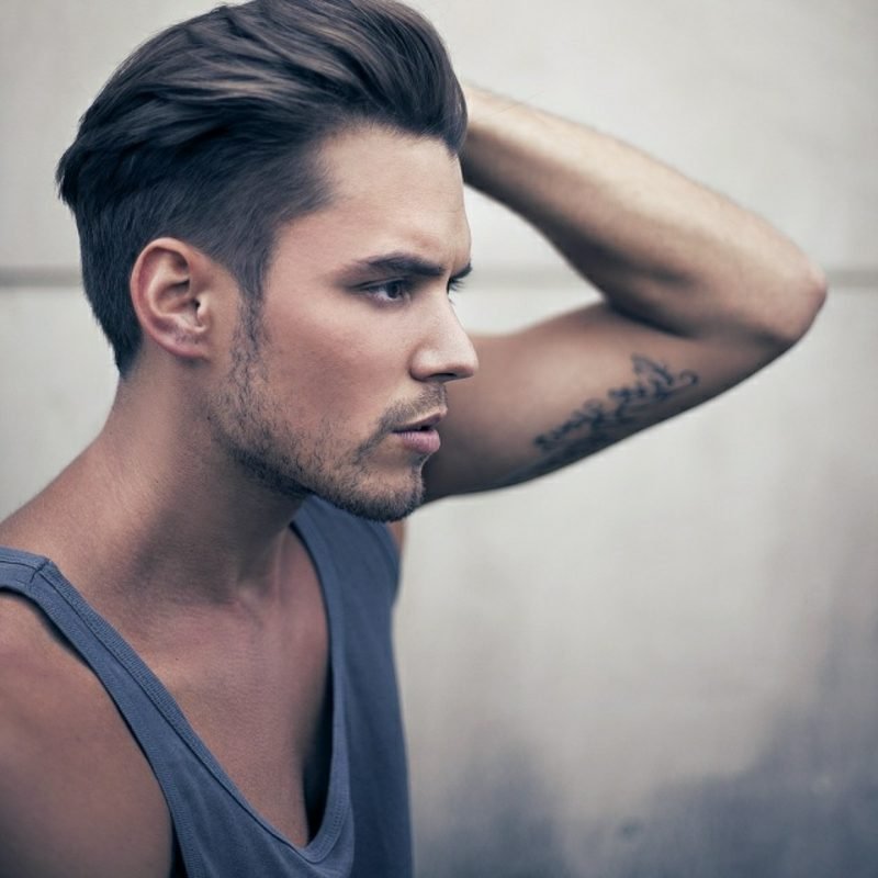 Férfi frizurák 2014, közepes hosszúságú haj, hátrafelé formázva